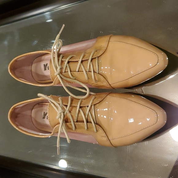 Vintage Vearcon  Peachy Taupe  Patent Leather And Mesh Lace Up Shoe - Picture 10 of 11